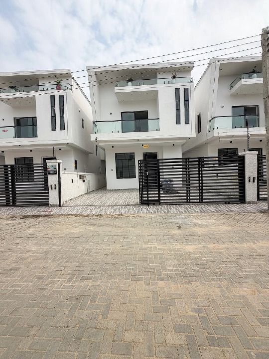Contemporary four bedroom detached duplex