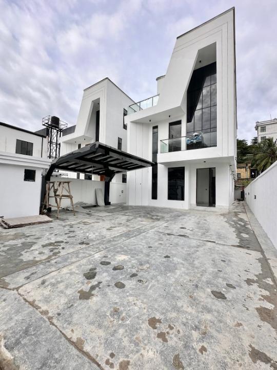 Well built five bedroom fully detached duplex in Chevron