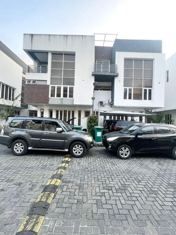 Four bedroom semi detached duplex (97osapa) in Osapa