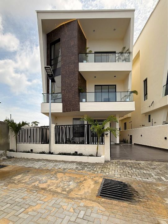 Stunning five bedroom fully detached duplex