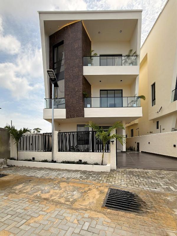 Stunning five bedroom fully detached duplex in Orchid Road