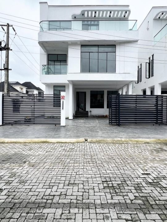 Five bedroom fully detached duplex