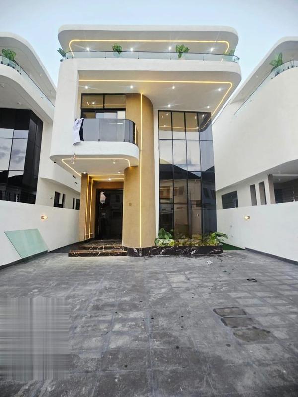 Five bedroom detached duplex in Ikota