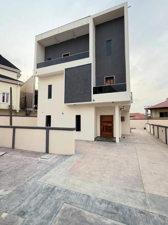 Four bedroom detached duplex in Chevron