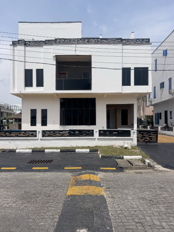 Five bedroom fully detached duplex (804lekki) in Osapa