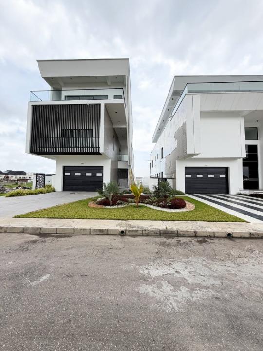 Five bedroom fully detached duplex in Ikota