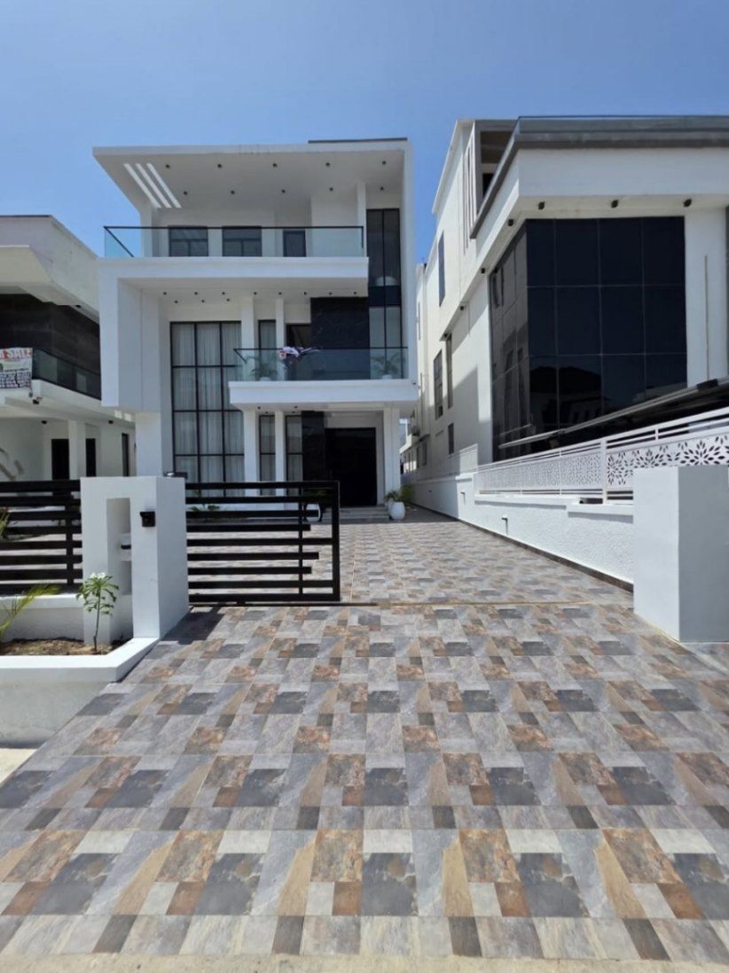 Modern five bedroom fully detached duplex