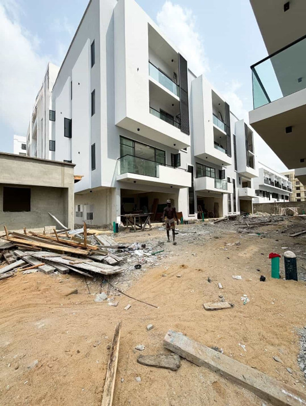 Four bedroom terrace duplex (435lekkip1) in Lekki Phase 1