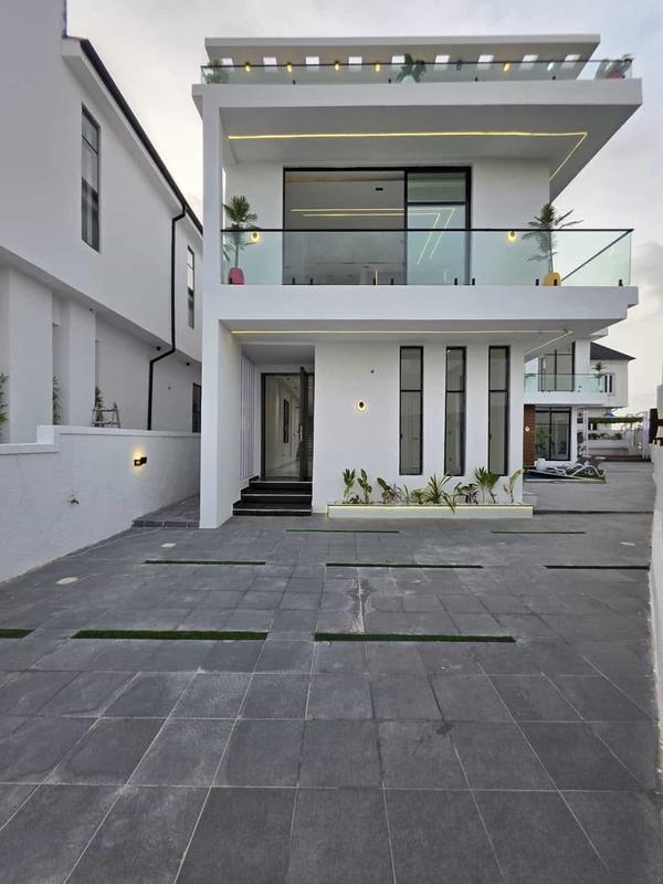 Five bedroom detached duplex in a desireable neighborhood (375chevron) in Chevron