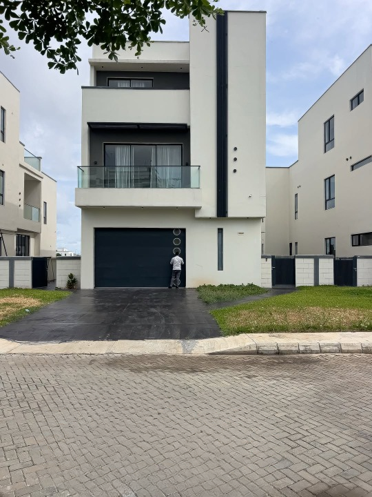 Luxury five bedroom duplex (740ikota)