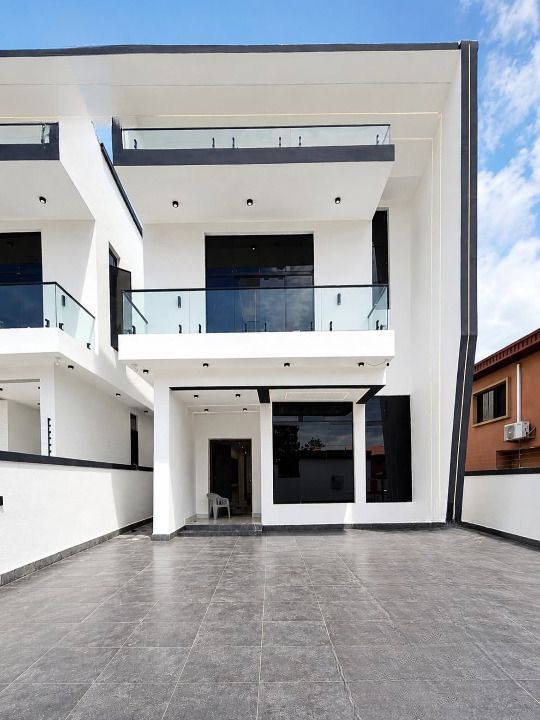 Five bedroom detached duplex