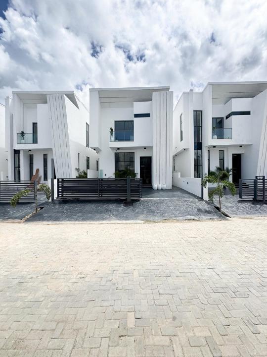 Modern four Bedroom Detached Duplex in Chevron