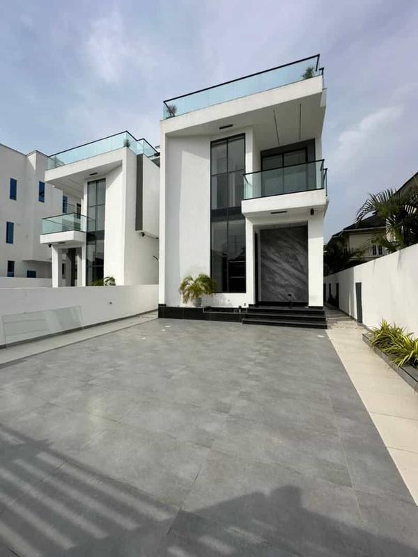 Lovely five bedroom detached duplex (392chevron) in Chevron