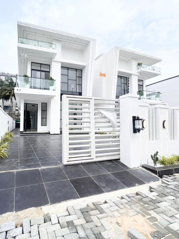 Luxury five bedroom detached duplex (82chevron) in Chevron