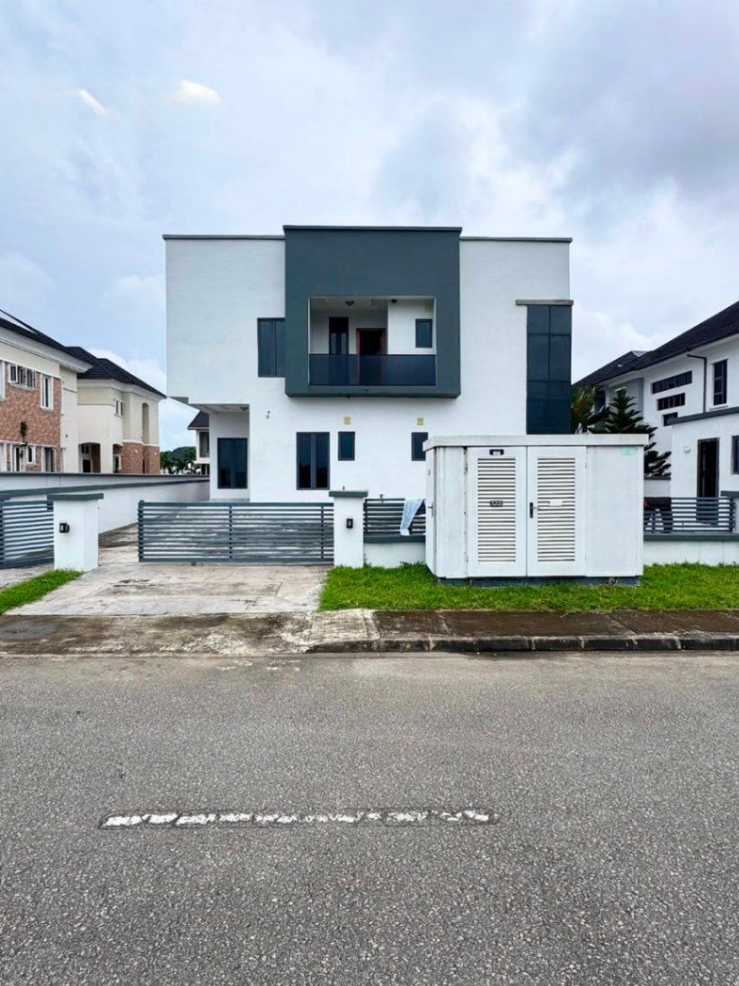 Newly built five bedroom detached duplex
