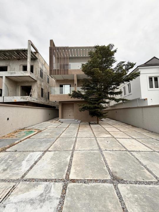 Five bedroom fully detached duplex in Lekki Phase 1