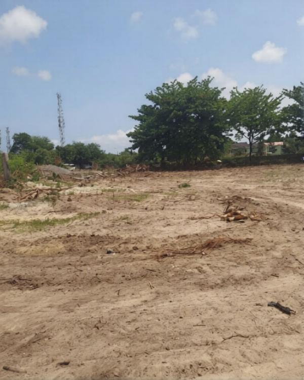 600 sqm land in a secure environment in Ikota
  }