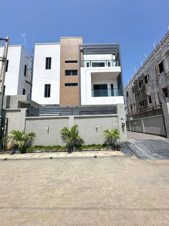 Contemporary five bedroom detached duplex with BQ