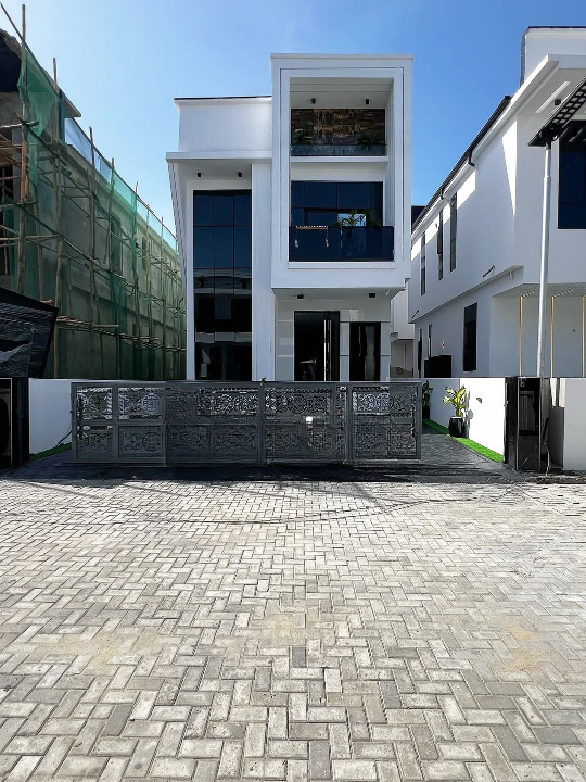 Newly built five bedroom detached duplex