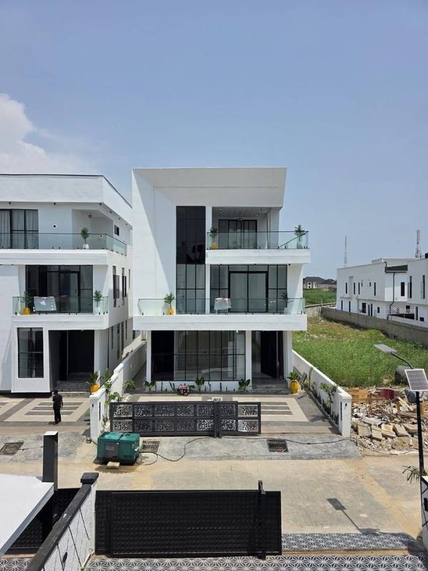 Luxury six bedroom detached duplex in Chevron