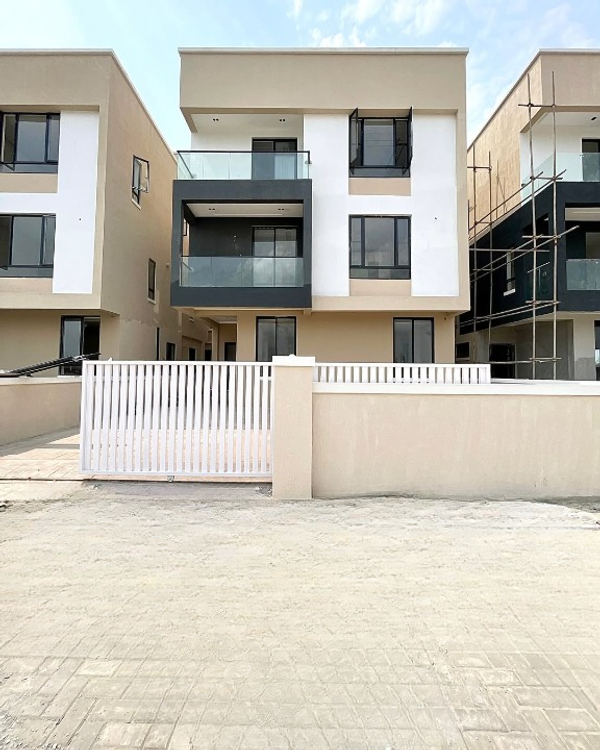 Five bedroom fully serviced detached duplex with bq (810lekki) in Osapa