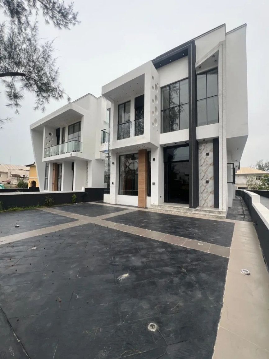 Five bedroom detached duplex