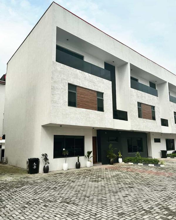 Four bedroom terraced duplex in a good location (585lekki) in Lekki Phase 1