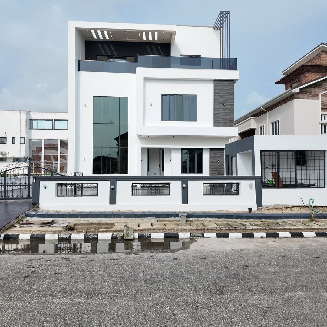 Luxurious five bedroom fully detached duplex with bq (829lekki)