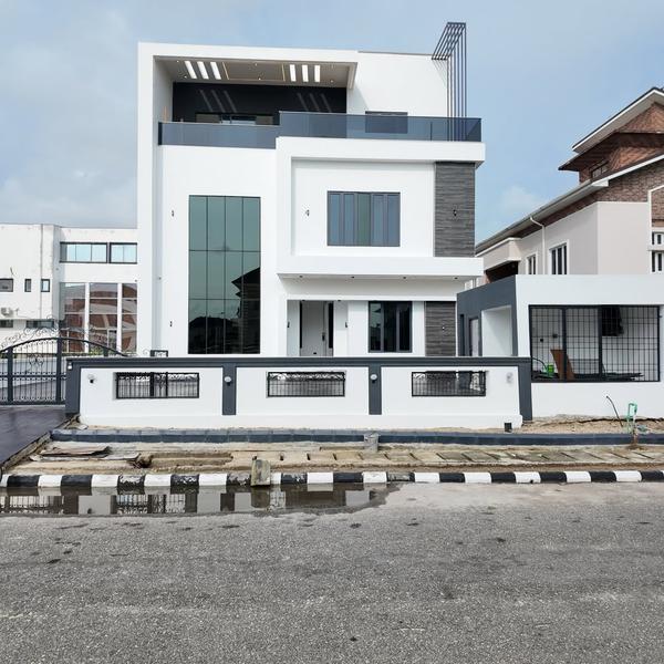 Luxurious five bedroom fully detached duplex with bq (829lekki) in Lekki