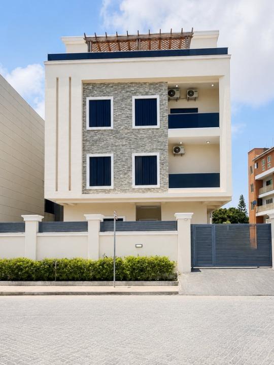 Exquisite six bedroom fully detached duplex in Lekki Phase 1