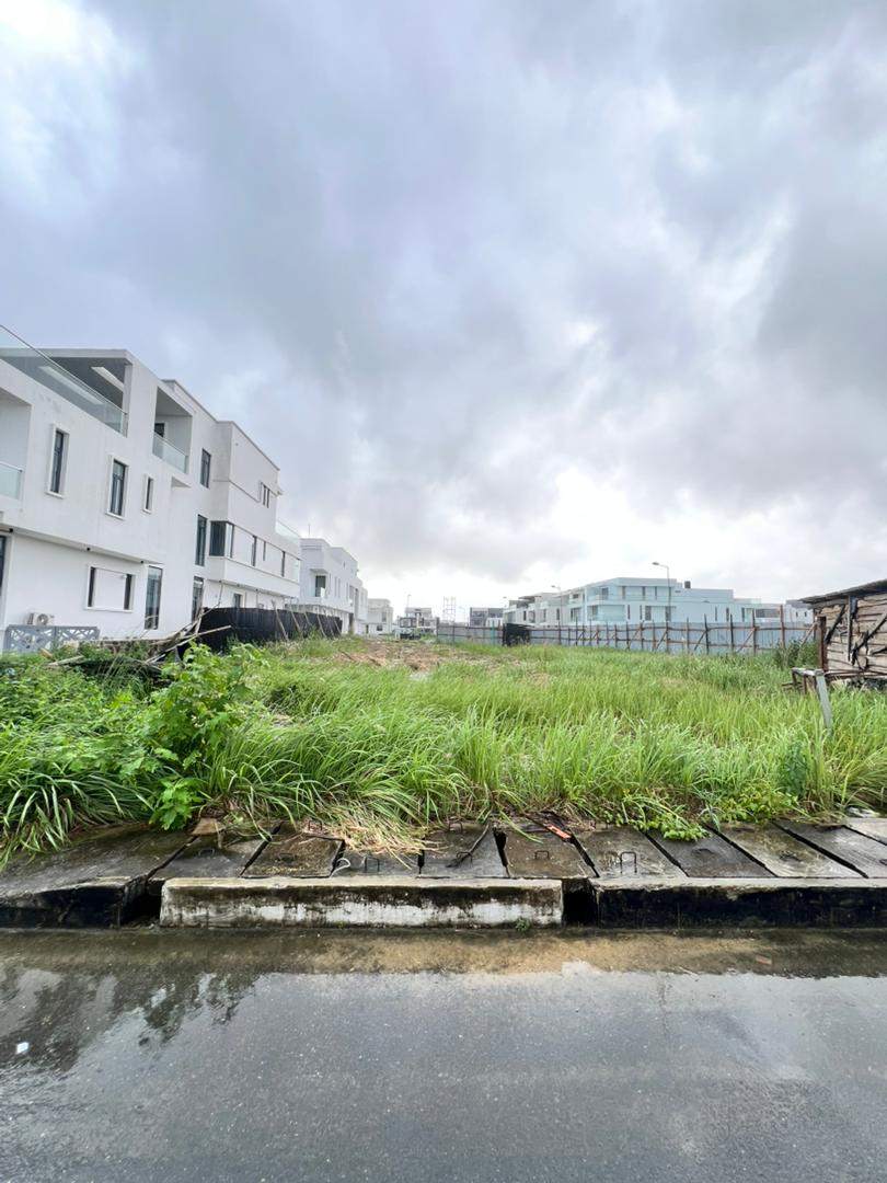 830sqm land in a premium estate