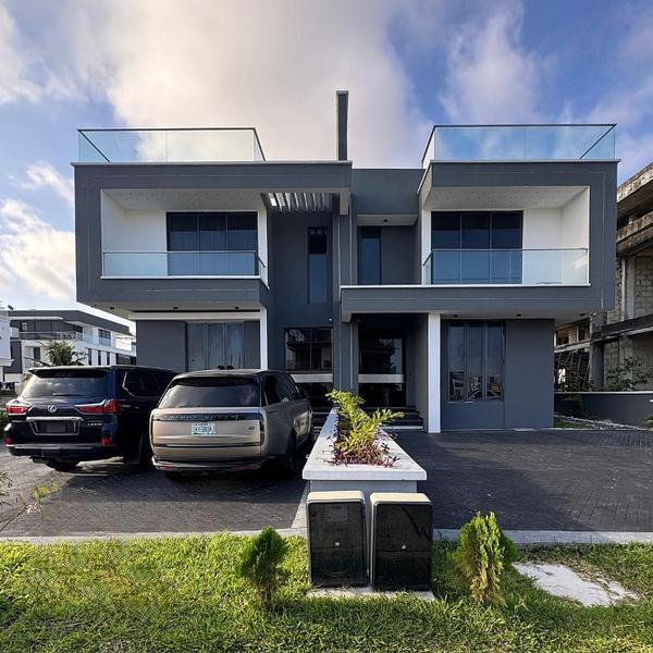 Five bedroom duplex with a roof terrace in Ikate
