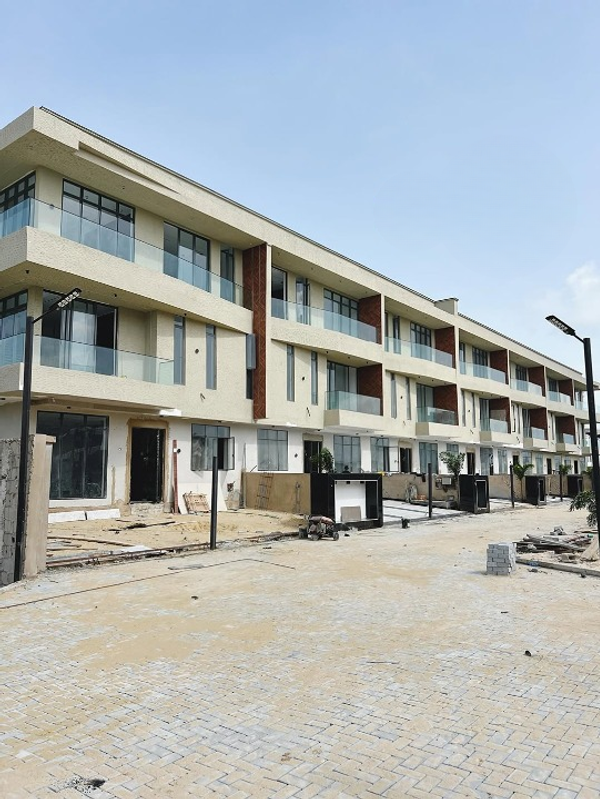 Five bedroom terraced duplex with bq (734lekkip1) in Lekki Phase 1