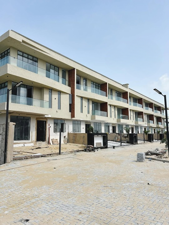 Five bedroom terraced duplex with bq (734lekkip1) in Lekki Phase 1
