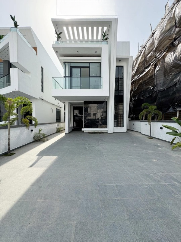 Five bedroom detached with pool (737orchid) in Orchid Road
