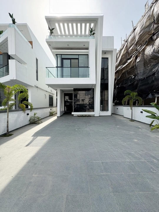 Five bedroom detached with pool (737orchid) in Orchid Road