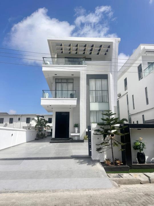 Five bedroom fully detached duplex in Osapa