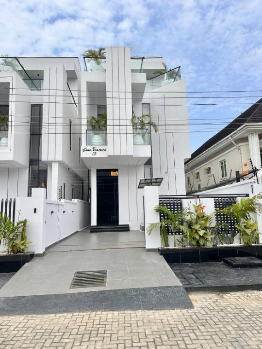 Five bedroom fully detached duplex in Ikota