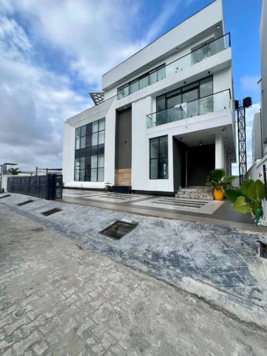 Five bedroom detached duplex