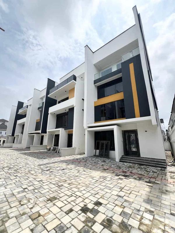 Four bedroom detach duplex (250chevron) in Chevron