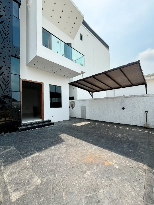 Four bedroom semi-detached duplex(701lekki) in Orchid Road