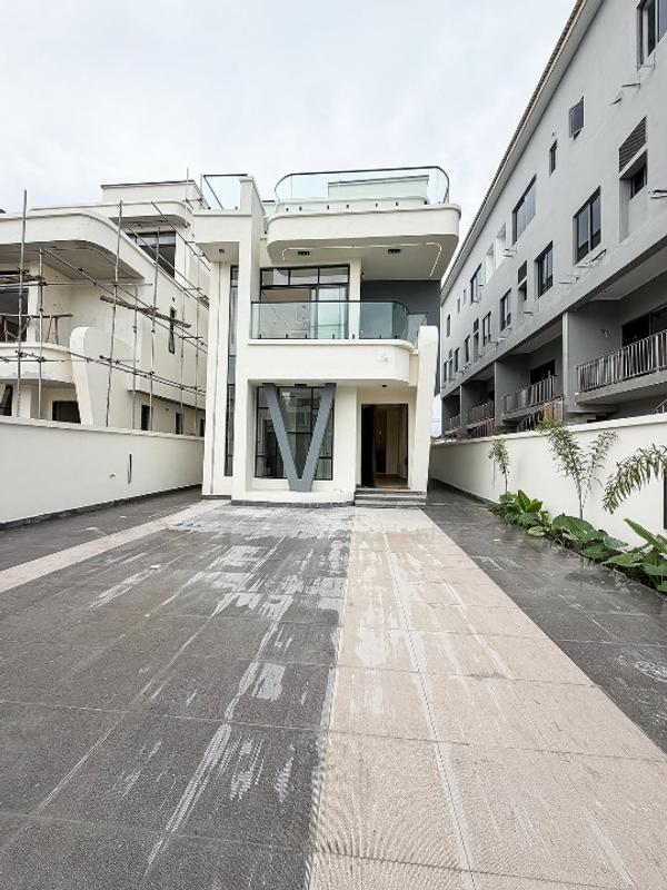 Five bedroom fully detached duplex in a location with excellent road network in Lekki Phase 1