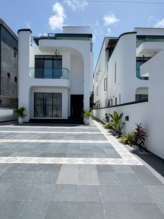 Contemporary five bedroom fully detached duplex