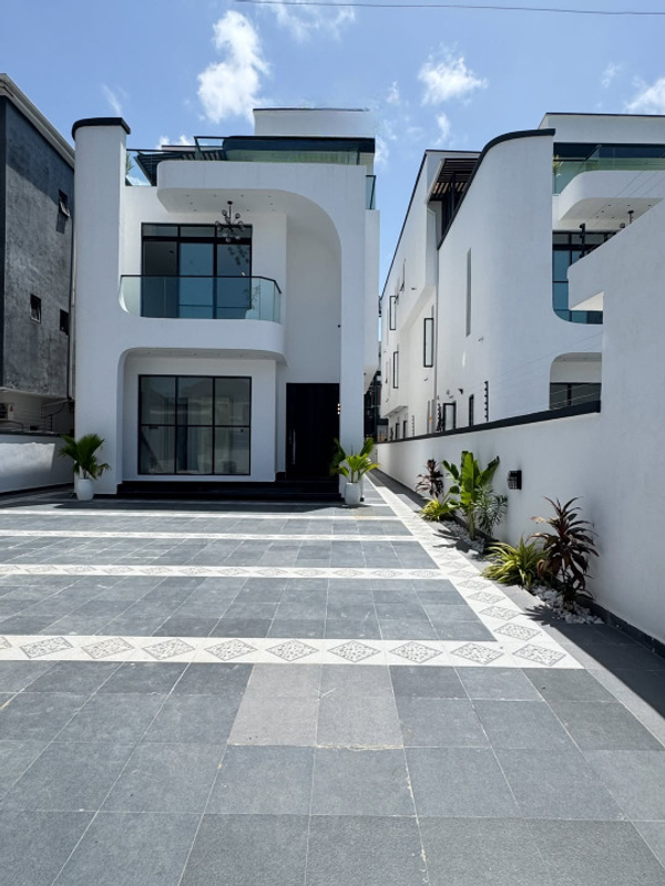 Contemporary five bedroom fully detached duplex in Ikate