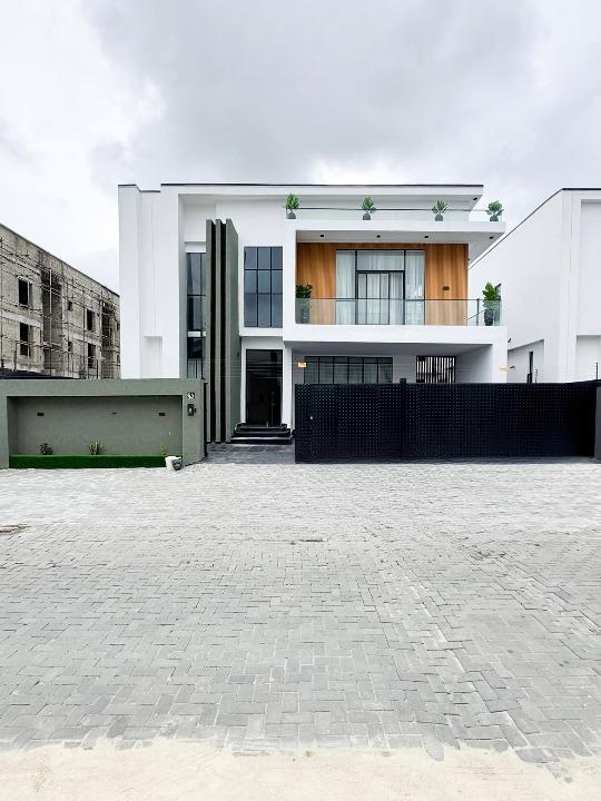 Newly built five bedroom fully detached duplex in Lekki