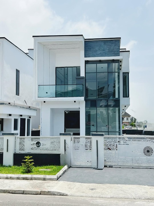 Six bedroom fully detached duplex (840ajah) in Ajah