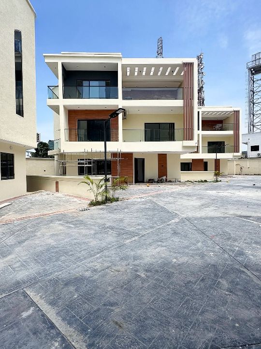 Newly built five bedroom fully detached duplex
