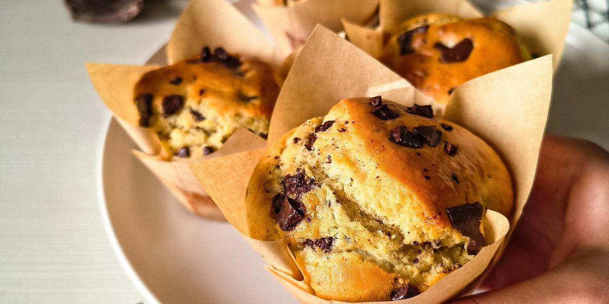 Muffin American Style: alti, soffici e con un cuore di cioccolato irresistibile!