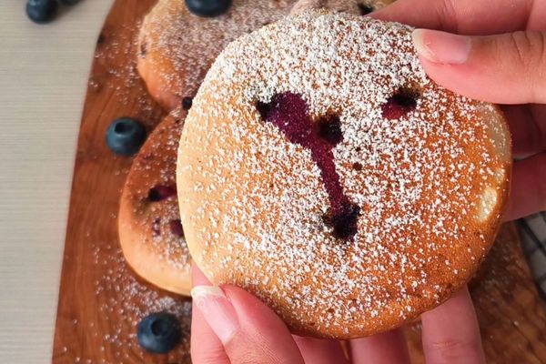 Pancakes senza uova e con poco zucchero ai mirtilli 