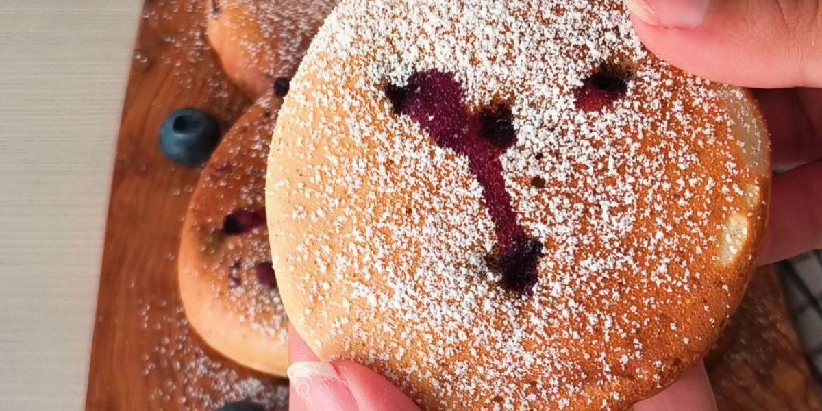 Pancakes senza uova e con poco zucchero ai mirtilli 